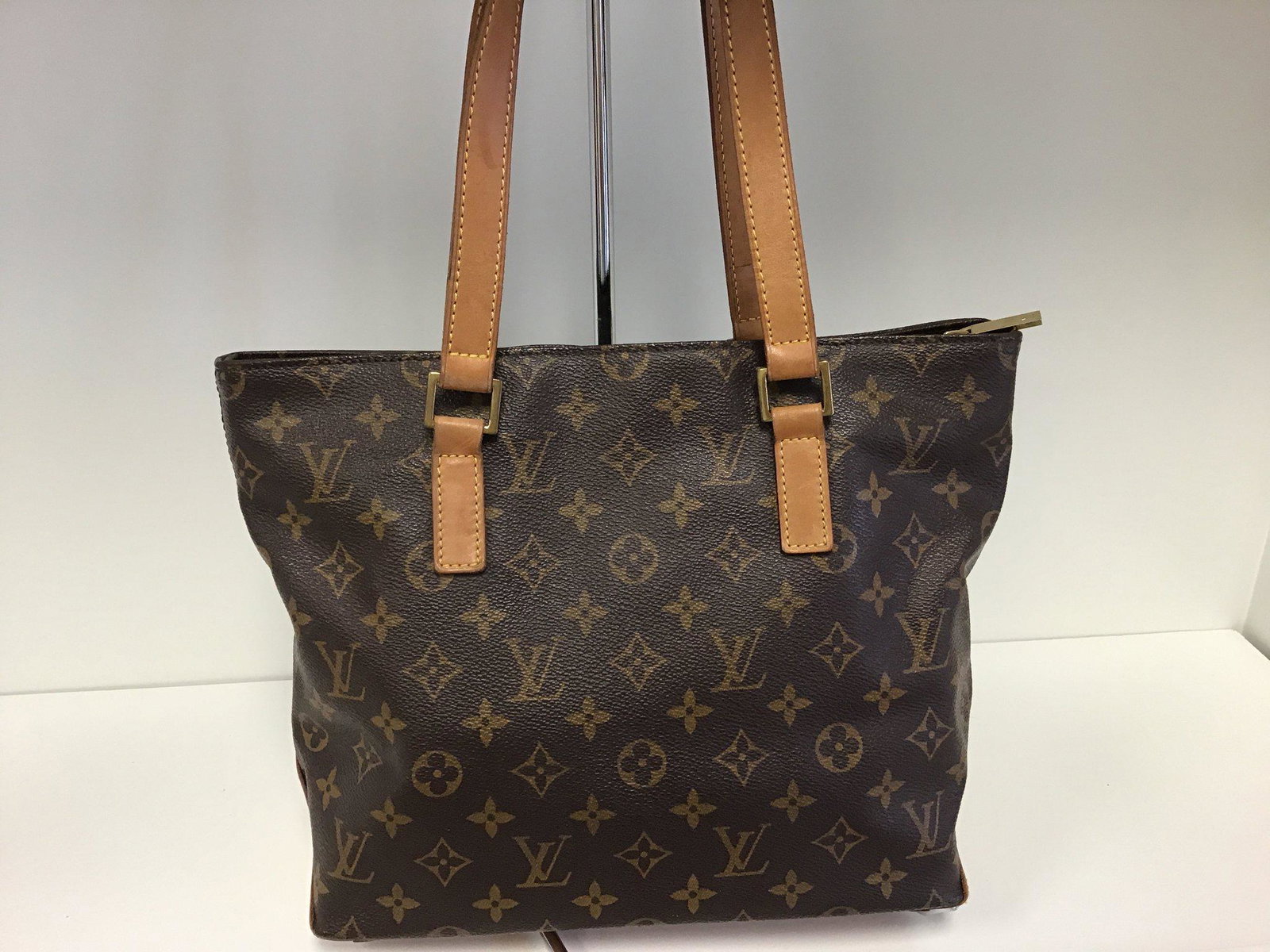 LOUIS VUITTON PIANO SHOULDER BAG: Title: LOUIS VUITTON PIANO SHOULDER BAG Brand: Louis Vuitton Model: Piano bag Reserve: $600.00 Shipping: Domestic: Flat-rate of $20.00 to anywhere within the contiguous U.S. International: Foreign shi