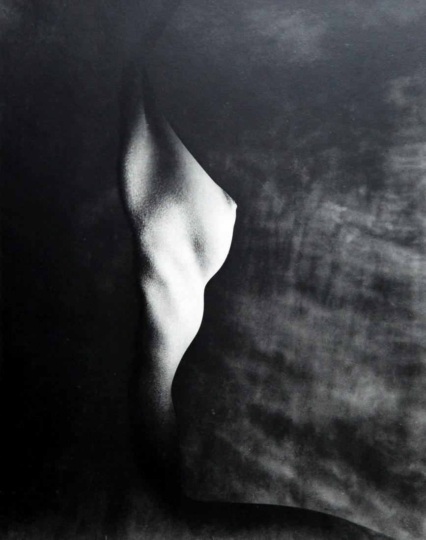 ERWIN BLUMENFELD - Profile 1947 New York: Artist: Erwin Blumenfeld Title: Profile 1947 New York Date Printed: 1979 Medium: Heliogravure Printer Location: Italy 28 x21.9 cm - 10.2 x8.6 inch, With tissue guard Mount Size: 30x40 cm - 15.7x11.8 I