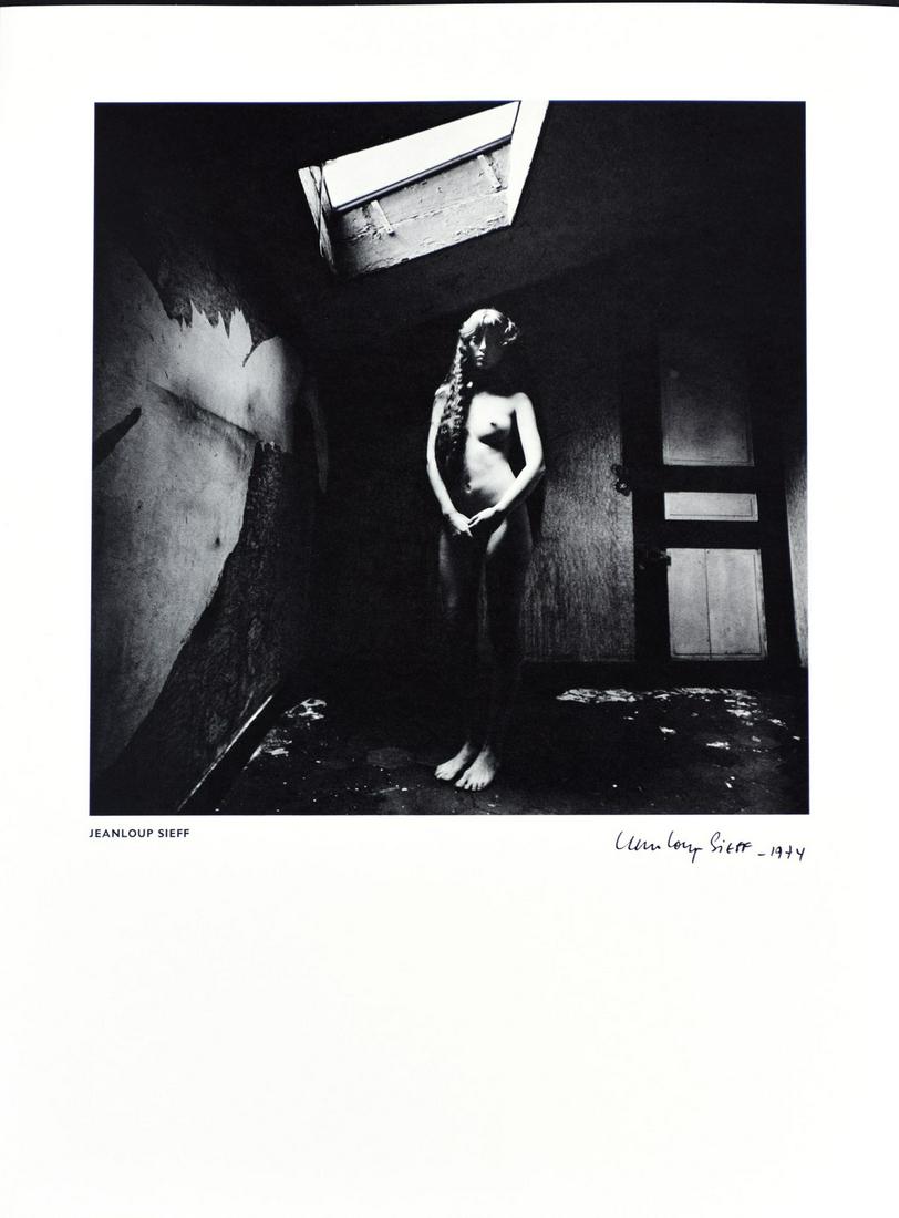 JEANLOUP SIEFF - Young model portrait March 1974: Artist: Jeanloup Sieff Title: Young model portrait March 1974 Date Printed: 1974 Medium: Photolithograph Printer Location: Switzerland 30x40 cm - 15.7x11.8 Inches Signed on plate Limited edition duoto