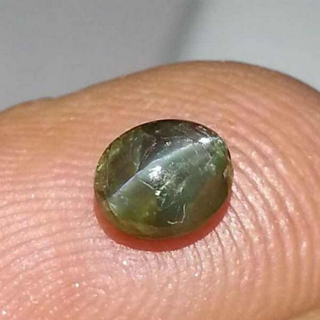 Natural Alex Cat's Eye 0.84 ct: No Reserve! Title: Natural Alex Cat's Eye 0.84 ct Color/Clarity: Opaque Gemstones: Loosegemstone Carat Weights: 0.84 Size/Dimensions: 5.30 x 4.50 x 3.40 Additional Information: Oval - Srilanka Shippin