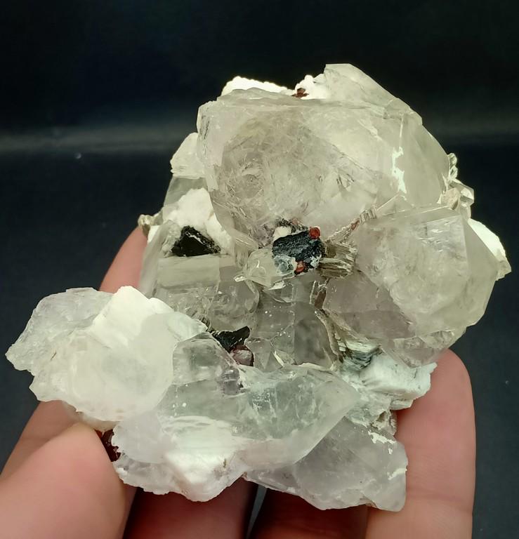 175 Gram Amazing Quality Natural Quartz With Garnet &: Title: 175 Gram Amazing Quality Natural Quartz With Garnet & Tourmaline Specimen Treatment: Natural Gemstones: Quartz With Garnet Weight: 175 Gram Size/Dimensions: 70x60x37 mm Origin: Pakistan Reserve