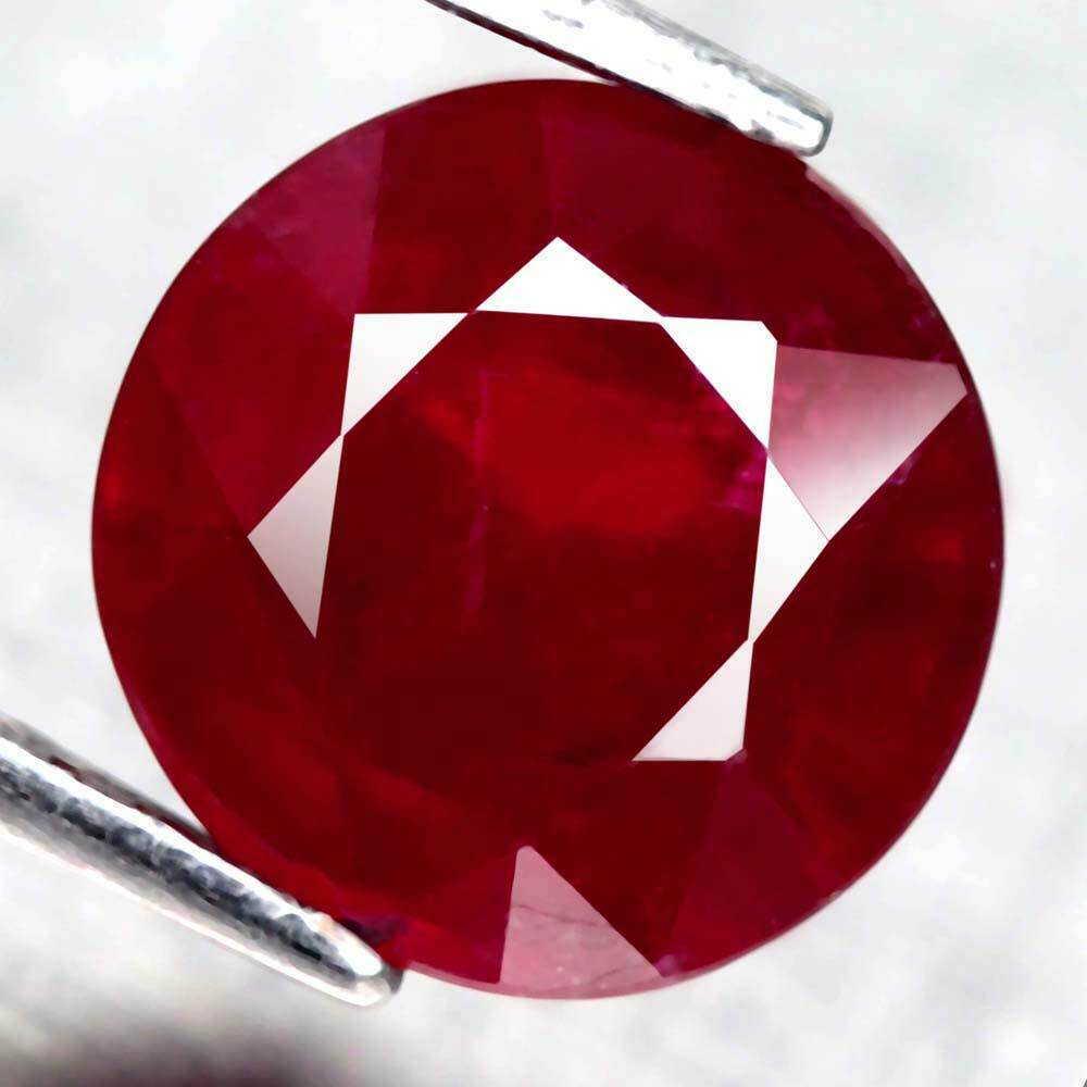 2,10 cts Natural Round Blood Red Ruby (1 of 3)