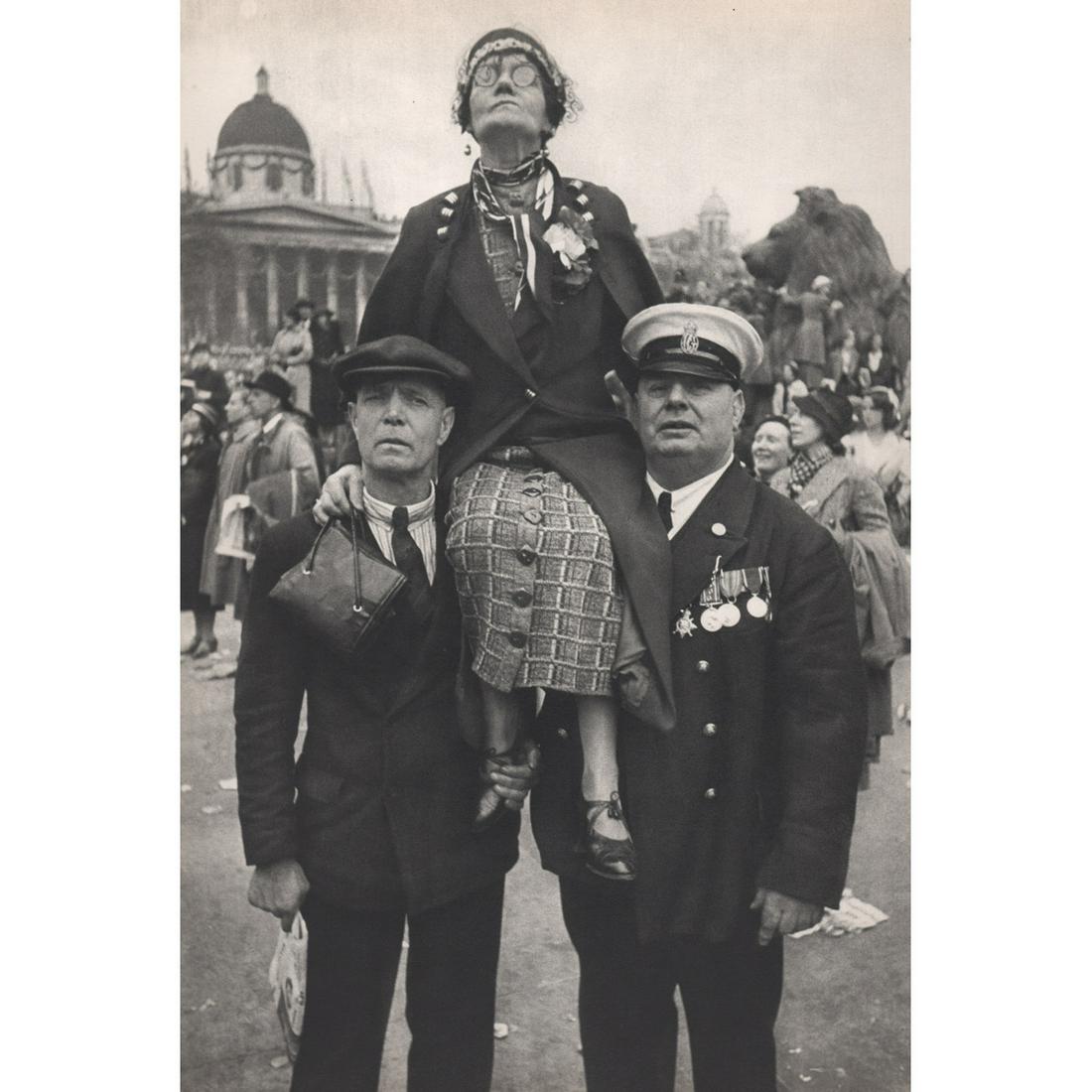 HENRI CARTIER-BRESSON - Coronation Parade, London, 1938: No Reserve! Artist: HENRI CARTIER-BRESSON Print Title: Coronation Parade for King George VI, Trafalgar Square, London, 1938 Medium: Sheet-fed Gravure Printing Date: 1950's Printed: France Image Size: 