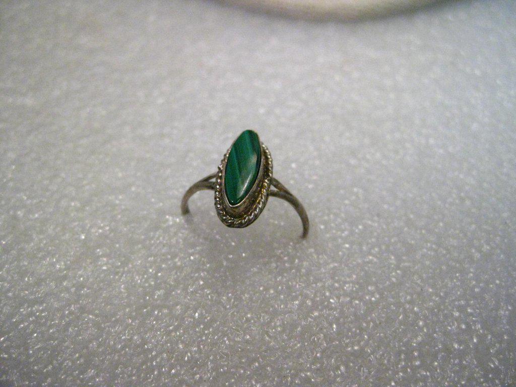Sterling Silver Southwestern Malachite Pointed Oval: Vintage Jewelry: Vintage Sterling Silver Southwestern Malachite Ring, size 5.5, 1.64 grams. The stone is a pointed oval that is bezel set with a rope accented base. The stone is about 1/2" long and ju