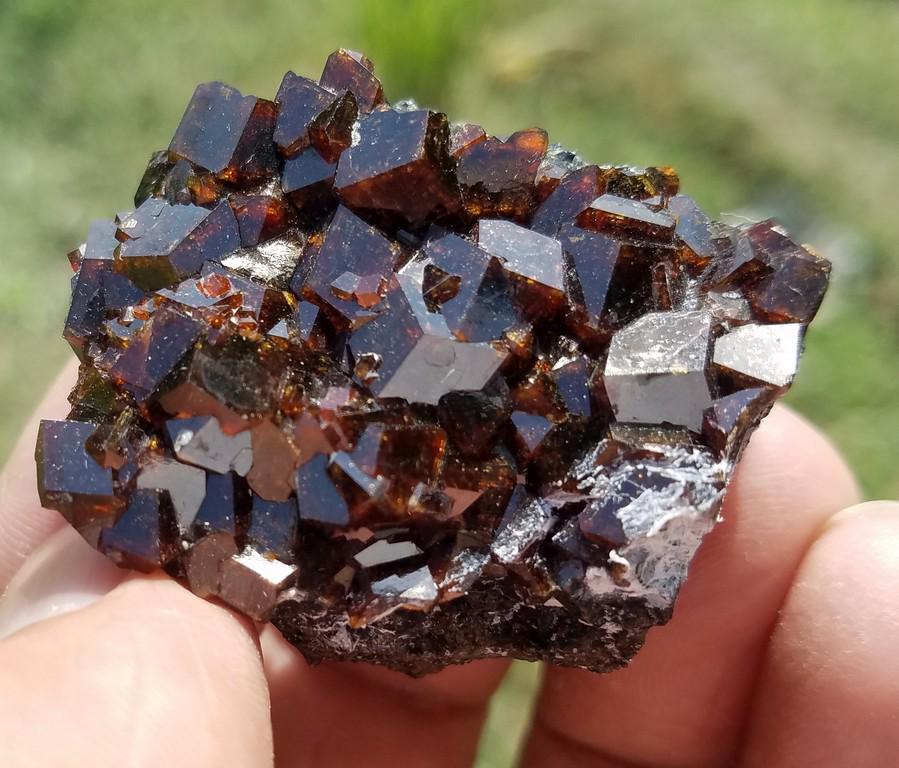 60 Grams Beautiful Cubick Garnet Specimen: Title: 60 Grams Beautiful Cubick Garnet Specimen Origin: Pakistan Weight: 60 Grams Size/Dimensions: 42x34x21 MM Additional Information: Natural Reserve: $30.00 Shipping: Domestic: Flat-rate of $15.00