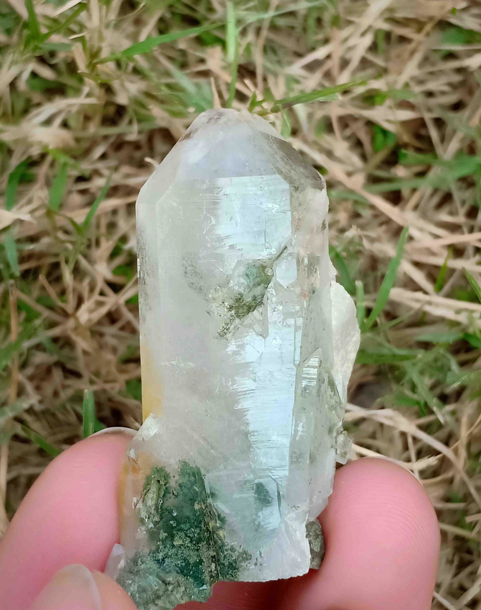 26 Gram Beautiful Natural Chlorine Quartz Specimen: No Reserve! Title: 26 Gram Beautiful Natural Chlorine Quartz Specimen Treatment: Natural Gemstones: Chlorine Quartz Weight: 26 Gram Size/Dimensions: 50x27x11 mm Origin: Pakistan Shipping: Domestic: Fl