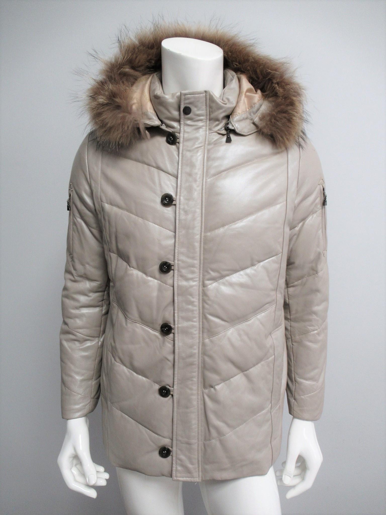 Balmain leather down jacket sz. M: Title: Balmain leather down jacket sz. M Materials: MATERIAL: Leather / Fur / Goose down. Size: TG: M MEASURES: Shoulder 42 cm, chest 56 cm, length 74 cm, sleeve 62 cm. Description:2549 Exclusive "Bal