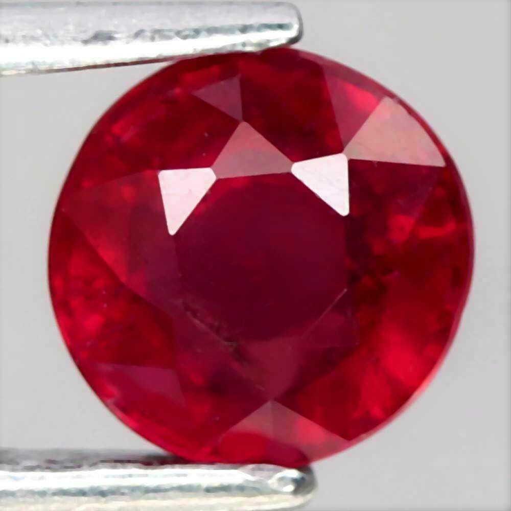 1,24 cts Natural Round Blood Red Ruby (1 of 3)