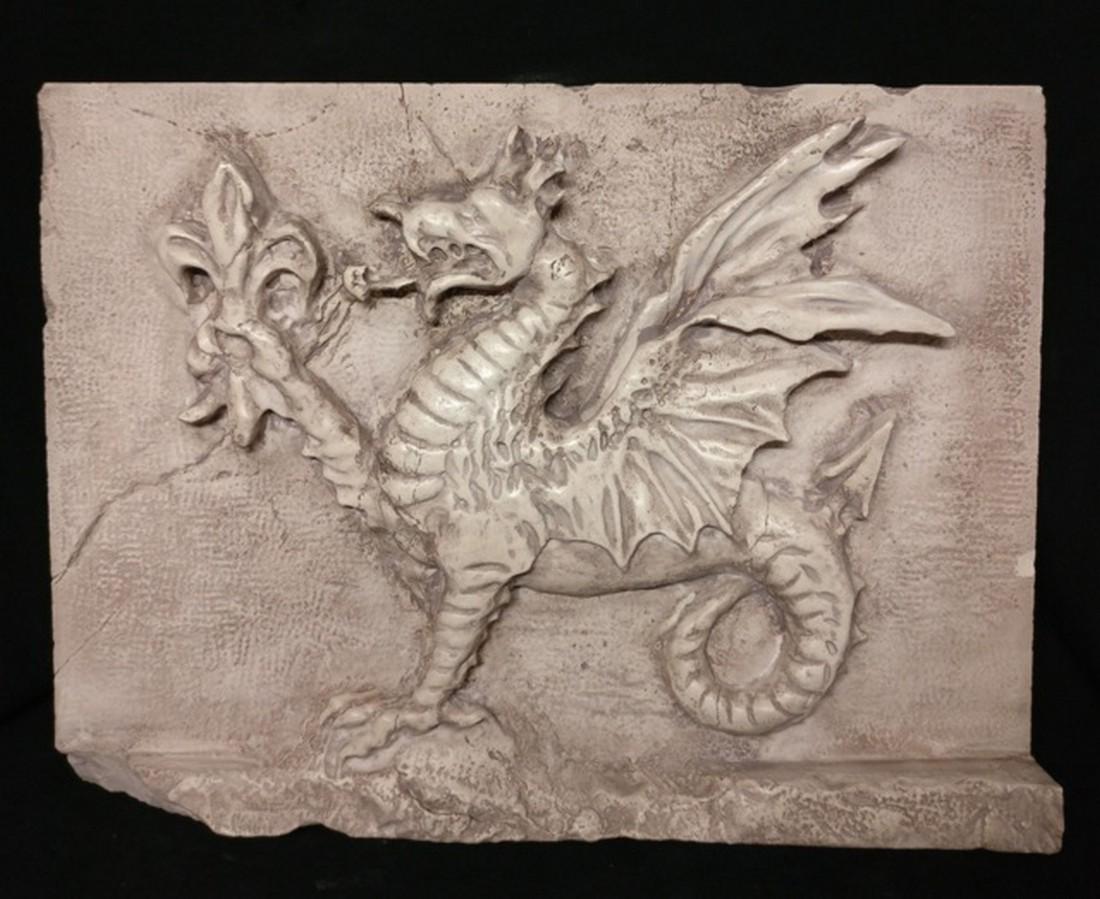 Florentine Esoteric marble tile - 55 x 40 cm: Unique esoteric brick in Istrian marble depicting a dragon in the act of burning a lily. Work of Florentine origin, period beginning 1800. Exclusive for the quality of the representation, precise and 
