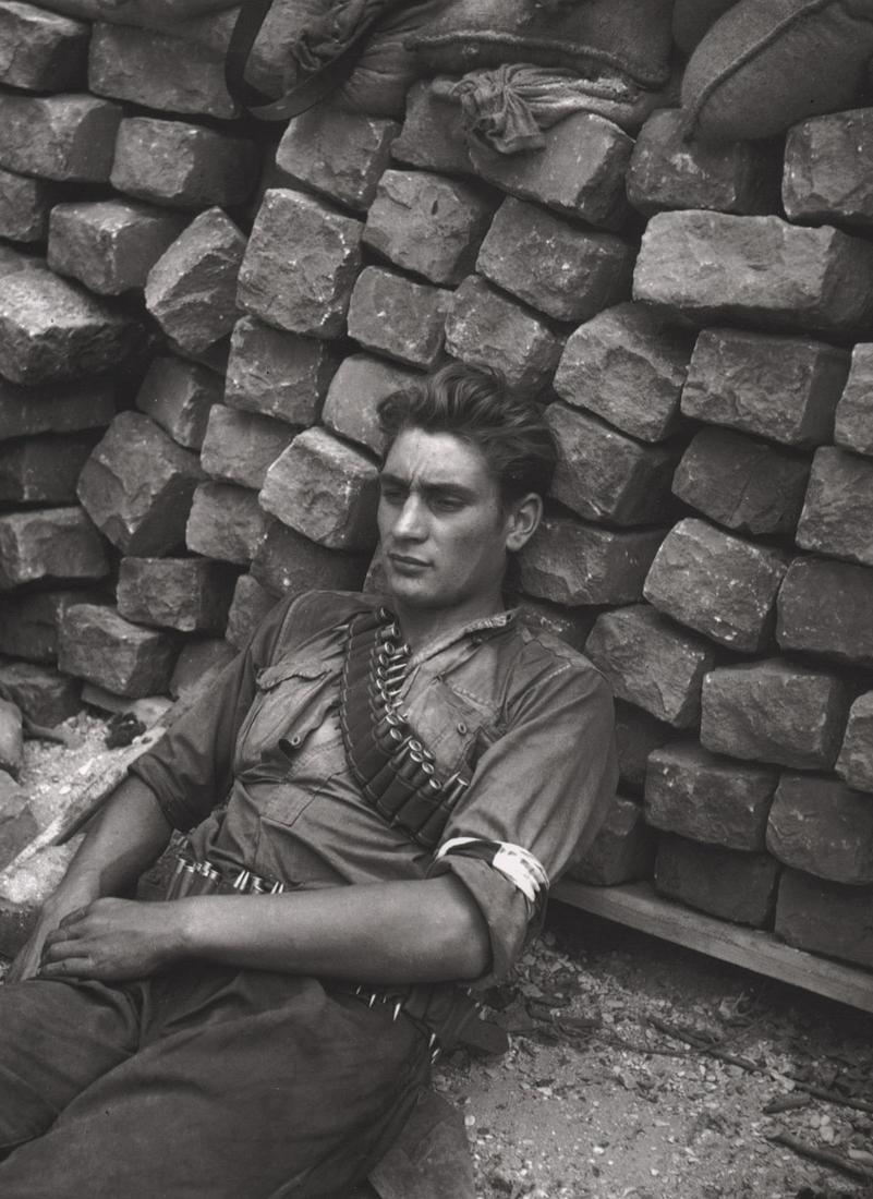 ROBERT DOISNEAU - Le repos du FFI, Aout, 1944 (1 of 1)