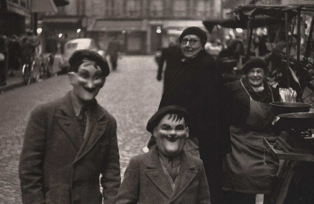 ELLIOTT ERWITT - Paris, 1949: Artist: ELLIOTT ERWITT Print Title: Paris, 1949 Printing Date: 1990’s Medium: Photo-Lithograph Printed in: France Image Size: approx. 5 x 8” Reserve: $25.00 Shipping: Domestic: Flat-rate of $15.00