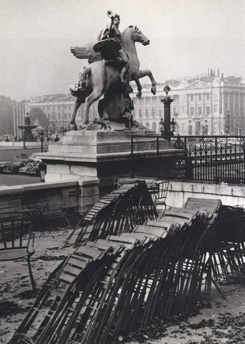 KERTESZ - A Statue in The Tuileries, 1963 (1 of 1)