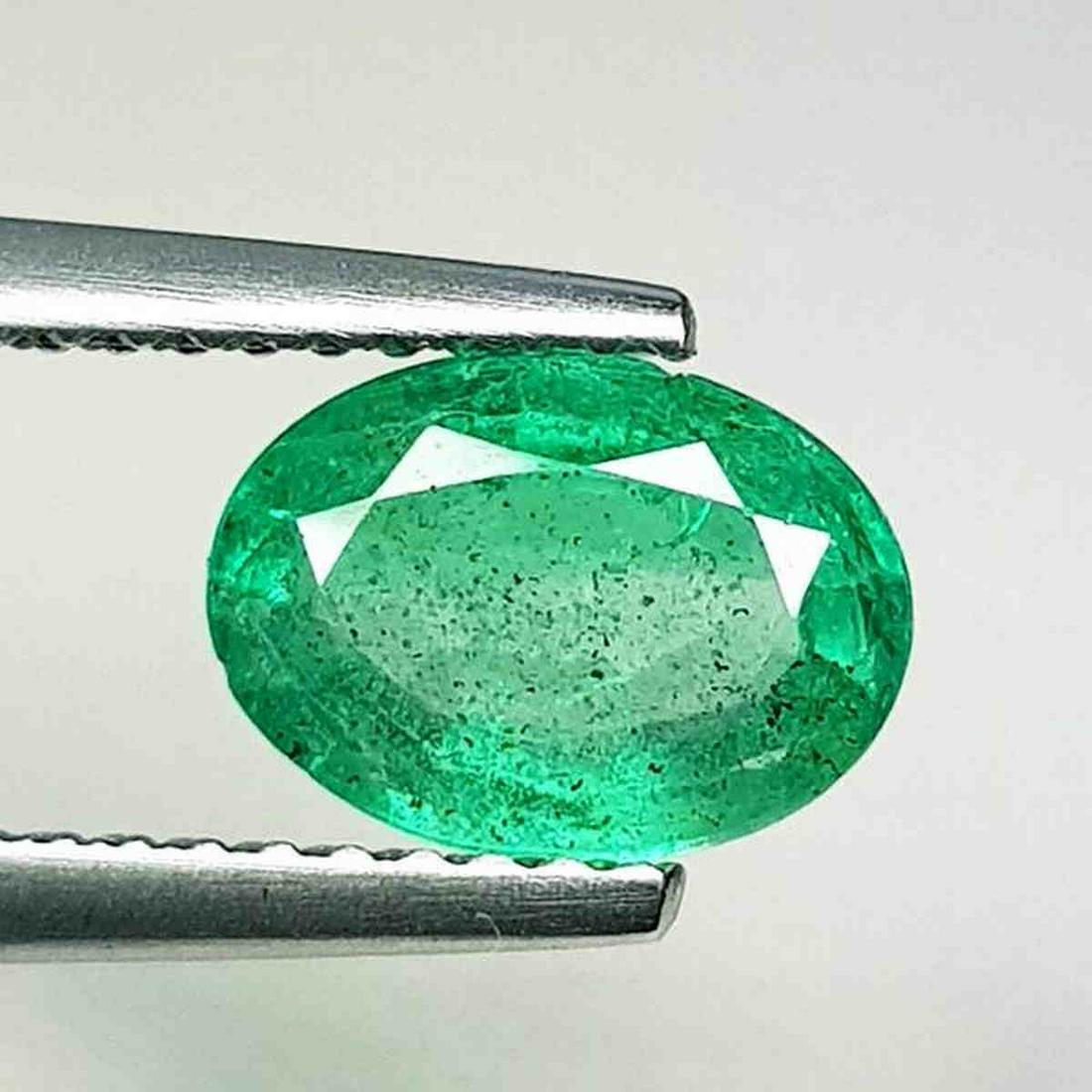Natural Emerald Oval Cut 0.80 ct (1 of 6)