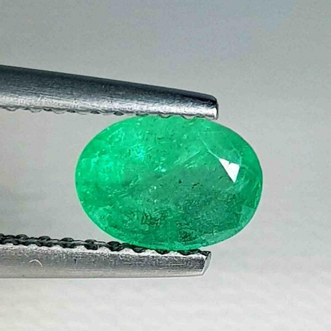 Natural Emerald Oval Cut 0.86 ct (1 of 5)