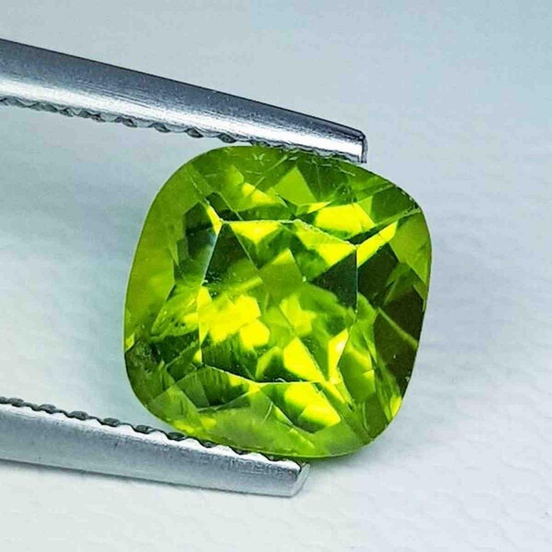 2.50 ct Natural Peridot Cushion Cut: No Reserve! Title: 2.50 ct Natural Peridot Cushion Cut Color/Clarity: VVS Gemstones: Loosegemstone Carat Weights: 2.5 Size/Dimensions: 8.00 x 7.70 x 5.60 Additional Information: Cushion - Pakistan Shi