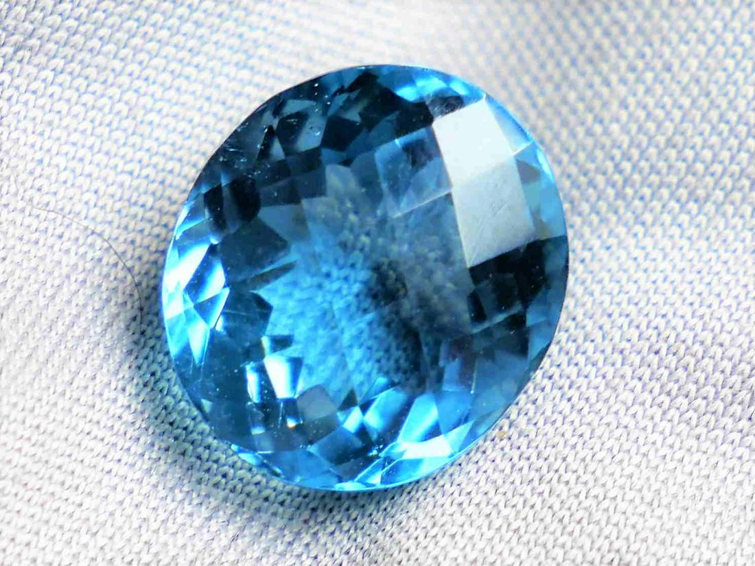 Swiss Blue TOPAZ 7.16 ct **Certified IGI** (1 of 2)