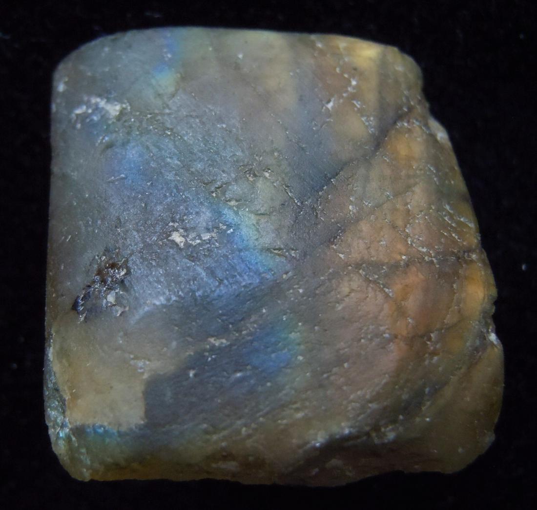 41.65 CT IRIDESCENT LABRADORITE: Title: 41.65 CT IRIDESCENT LABRADORITE Origin: Ampanihy, Atsimo-Andrefana, Madagascar Size: 2x2x0.4 cm / 8.33 gram Description: iridescent, multicolor and translucent labradorite Reserve: $2.00 Shippi