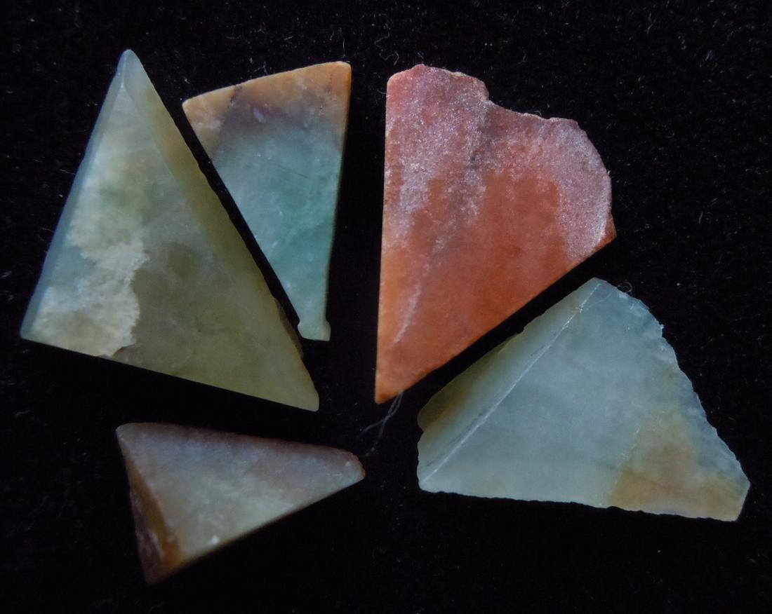 57.3 CT SET OF 5 GENIUNE JADEITE JADE: Title: 57.3 CT SET OF 5 GENIUNE JADEITE JADE Origin: Hpakant, Kachin State, Myanmar Size: 1.3-2.5 cm / 11.46 gram Description: set of 5 triangualar cut pieces of green and red brown jadeite jade. tran