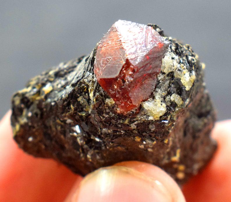 29 Gram Red Zircon Crystal On Matrix From Pakistan -: Handmade Material Gem type: Zircon Description 29 Gram Zircon Crystal On Matrix From Baluchistan Pakistan Weight : 29 Grams Size : 38*30*19 mm Treatment : Natu