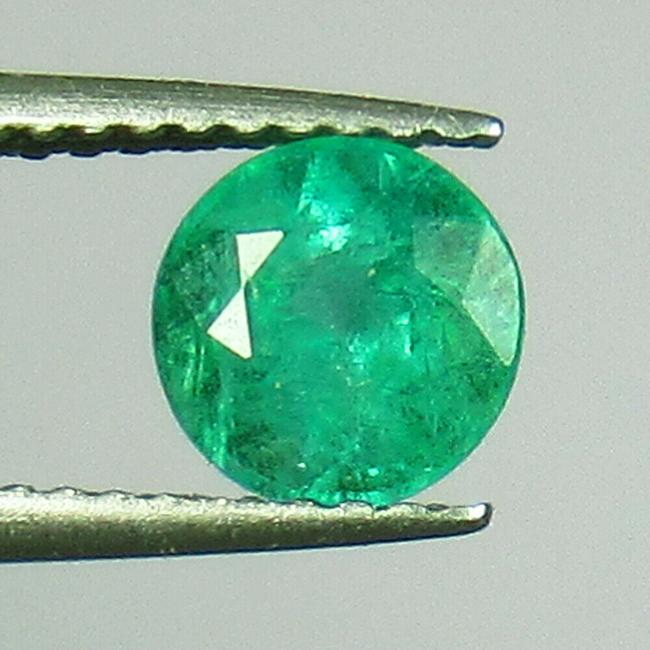 0.98 Ct Natural Zambian Emerald Round Cut (1 of 2)