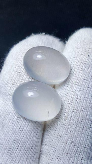 40 Carats Calibrated Moonstone Cabs - 19.5X15.5X9.5: Title: 40 Carats Calibrated Moonstone Cabs - 19.5X15.5X9.5 Origin: Afghanistan Additional Information: 40 Carats Calibrated Moonstone Cabs - 19.5X15.5X9.5 Reserve: $80.00 Shipping: Domestic: Flat-rate