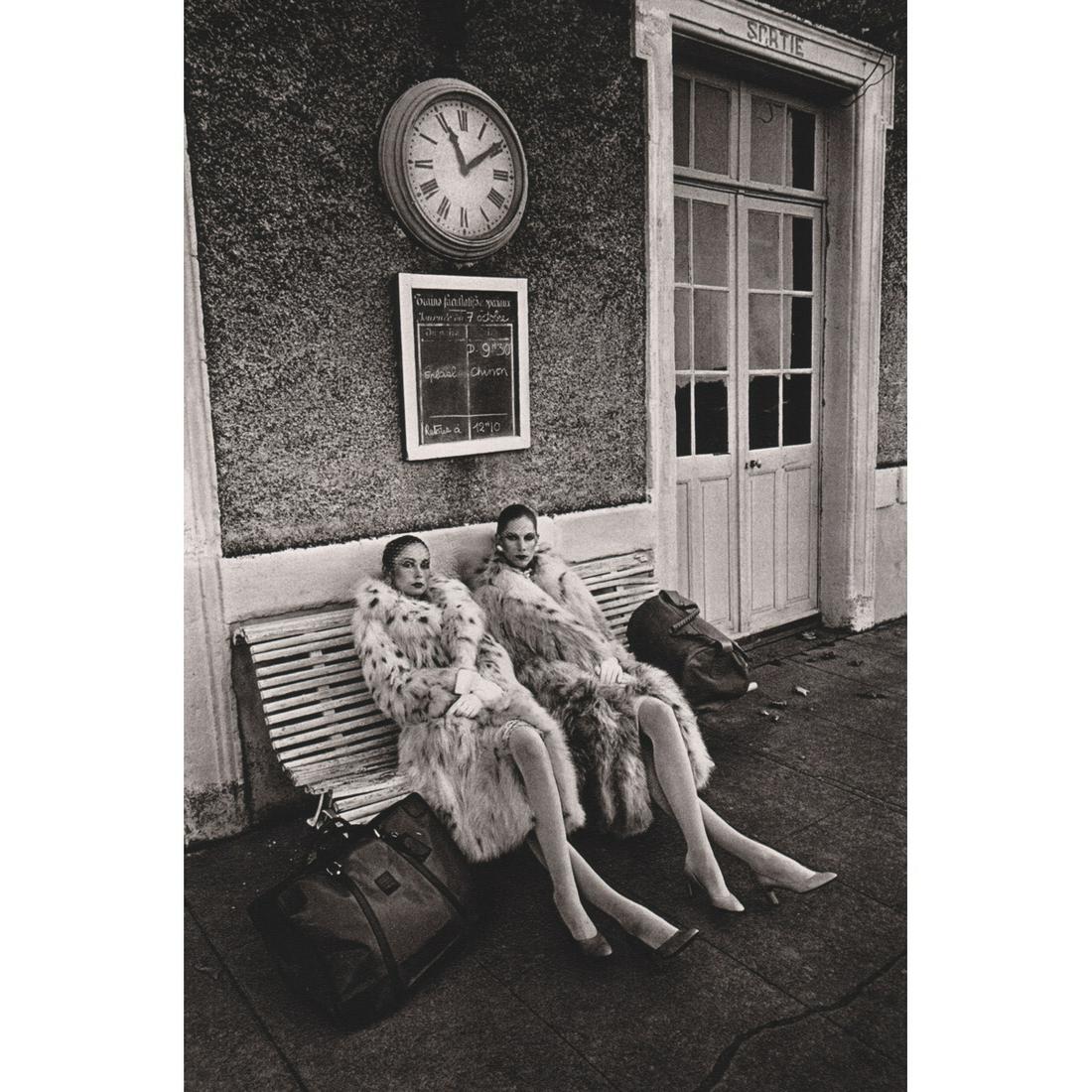 JEANLOUP SIEFF - Fashion Photo, 1978: Artist: JEANLOUP SIEFF Print Title: Fashion Photo, 1978 Medium: Sheet-Fed Gravure Printing Date: 1980's Printed in France Image Size approx: 8.75 x 5.75 inches Jeanloup Sieff (1933-2000) was a French