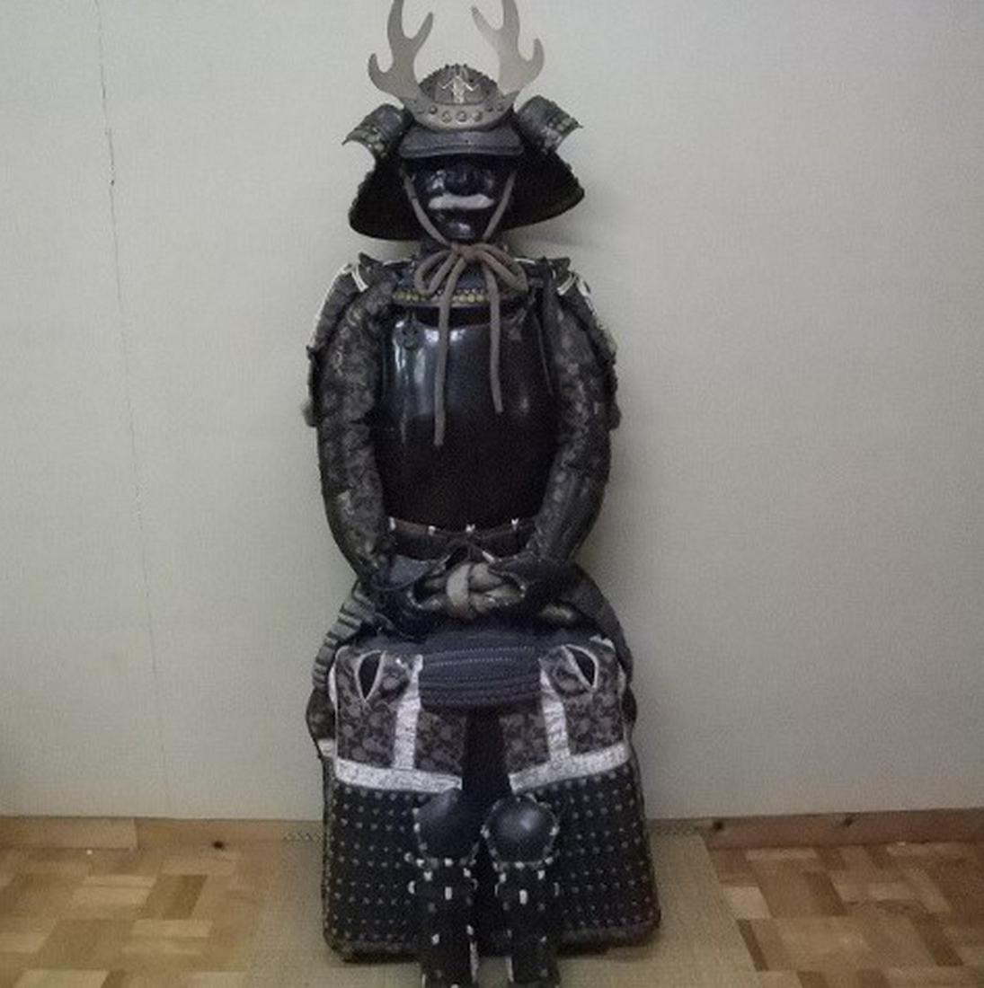 Japanese Samurai Armor Yoroi Hikone: Details are truly beautiful a yoroi to cherish and made according to ancient Japanese tradition. The appearance of this yoroi is impressive.. . The beautiful deep black color makes it complete.. . . .