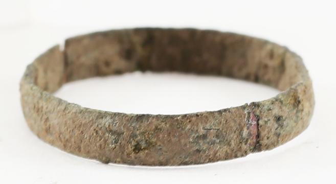 VIKING WOMAN’S WEDDING RING, 850-1050 AD SIZE 3.: No Reserve! Bronze originally gilt, size 3. low rounded section, 2.6mm width. Made by casting with a central core to distribute the molten copper, which was then laboriously removed. Originally gilt, 