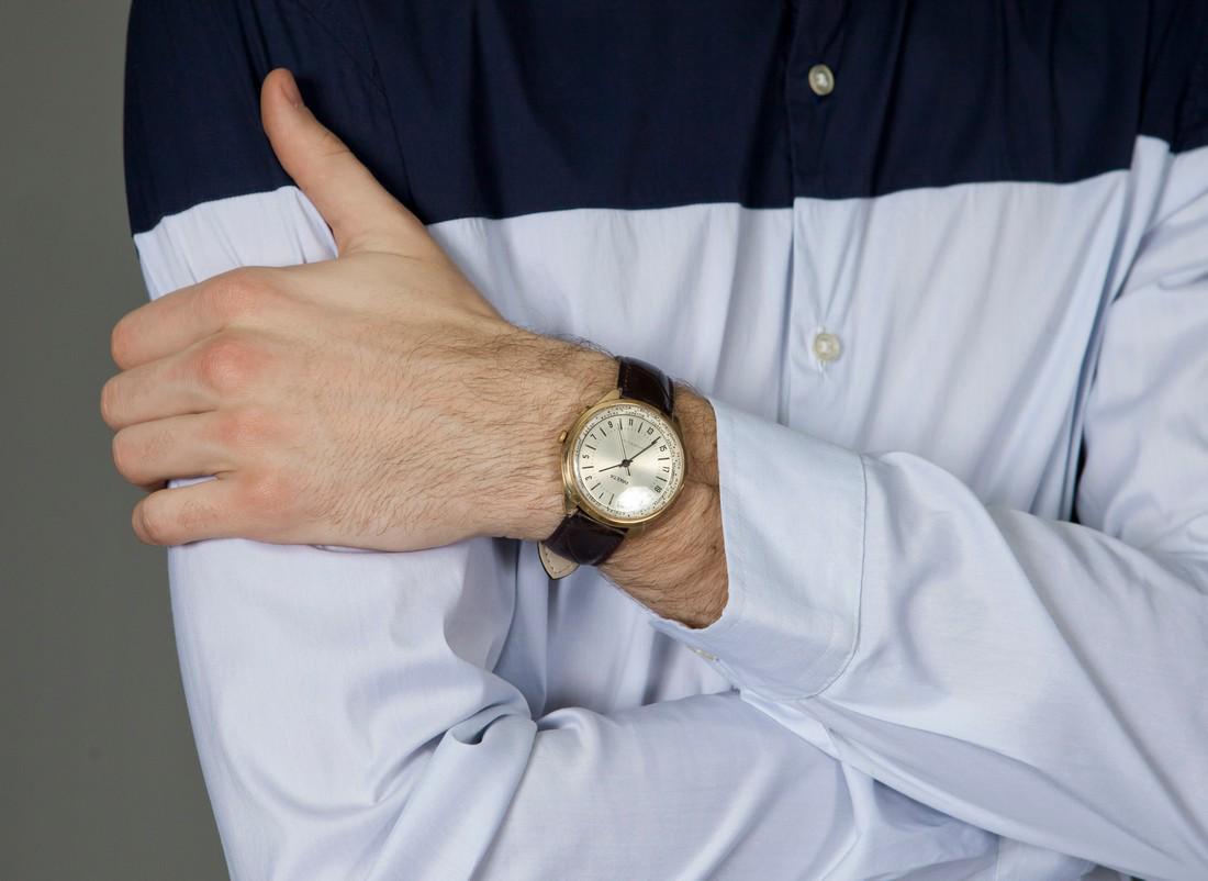 Raketa Vintage Men Wrist Watch / Russian Antique: Title: Raketa Vintage Men Wrist Watch / Russian Antique Watches Additional Information: Materials Band material: Leather Gold Raketa vintage men wrist watch russian antique unisex white USSR watches.