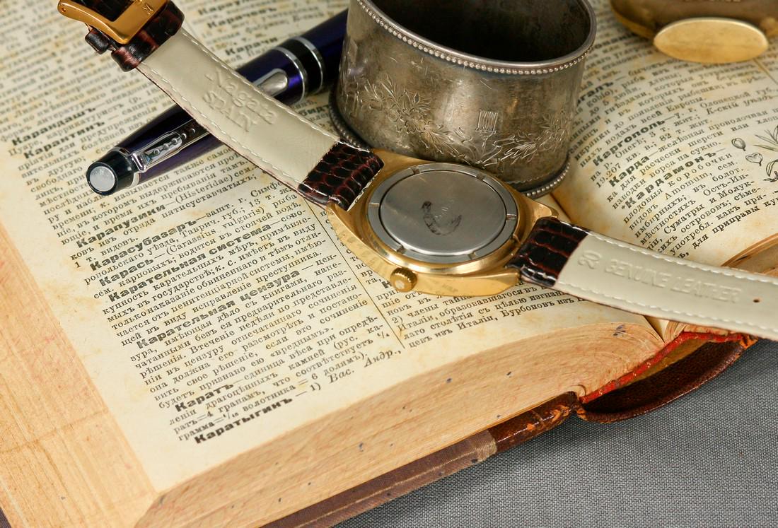 Raketa vintage men wrist watch/ Original rare vintage: Title: Raketa vintage men wrist watch/ Original rare vintage unisex watch Additional Information: Materials Band material: Leather Gold, Stainless steel Raketa vintage men wrist watch russian antique