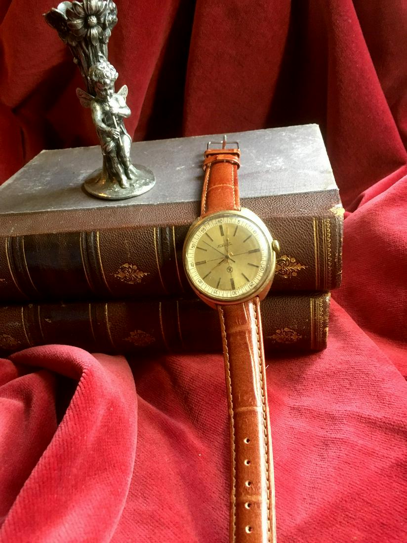 Raketa Vintage Men Wrist Watch / Russian Antique: Title: Raketa Vintage Men Wrist Watch / Russian Antique Watches Additional Information: Materials Band material: Leather Gold, Stainless steel Raketa vintage men wrist watch russian antique unisex whi
