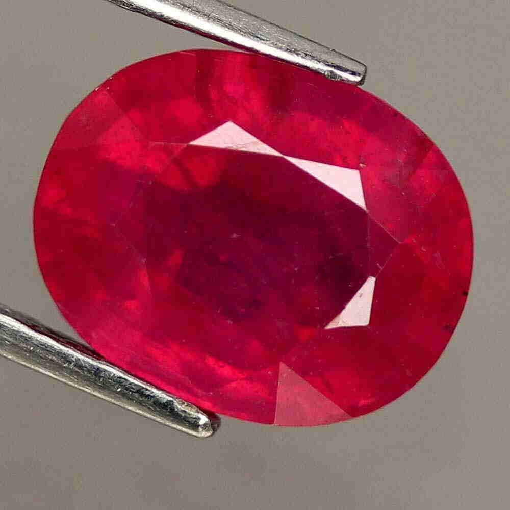 3,28 cts Natural Oval Blood Red Ruby (1 of 2)