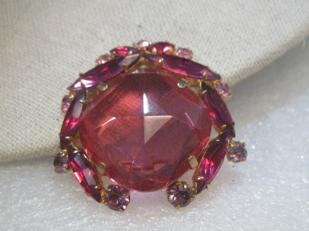 Vintage Gold Tone Juliana Brooch with Large Pink Stone (1 of 6)