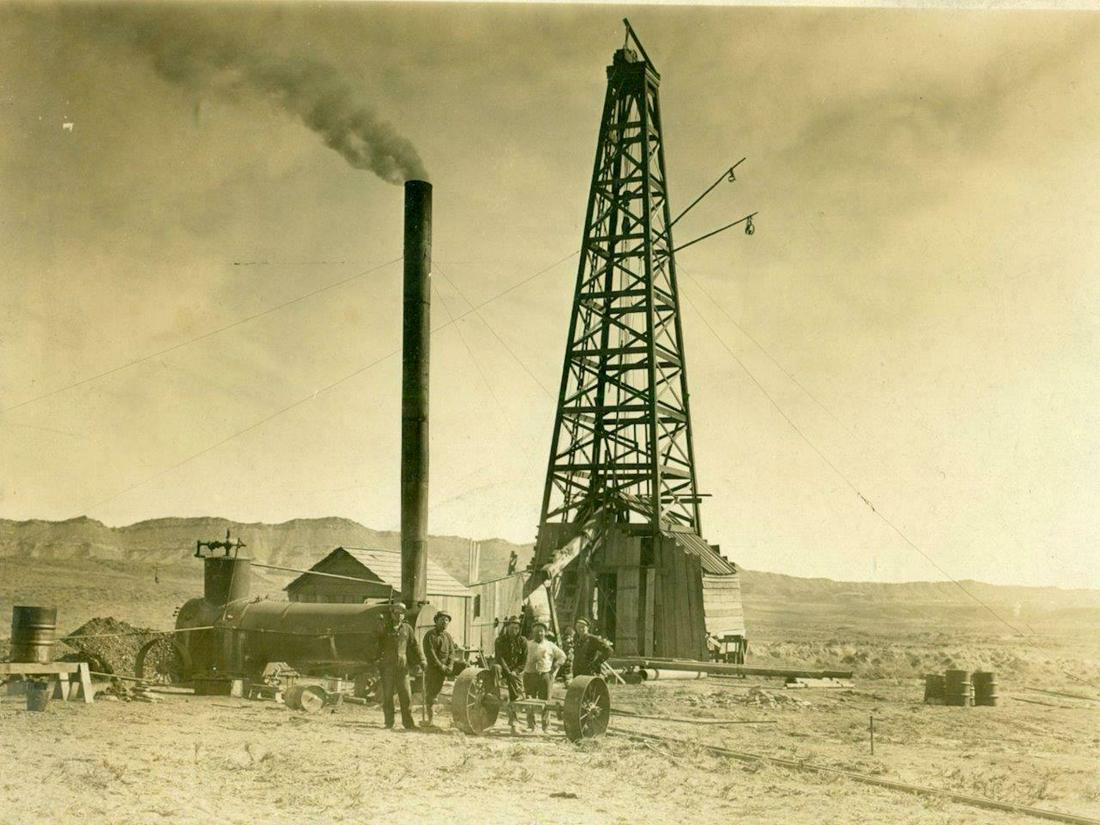 1914 MIDWEST PIONEER GAS WELL w WORKERS & LARGE STEAM (1 of 3)
