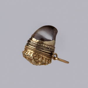 A GOLD AND CRYSTAL AMULET