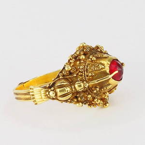 A GOLD AND RUBY RING