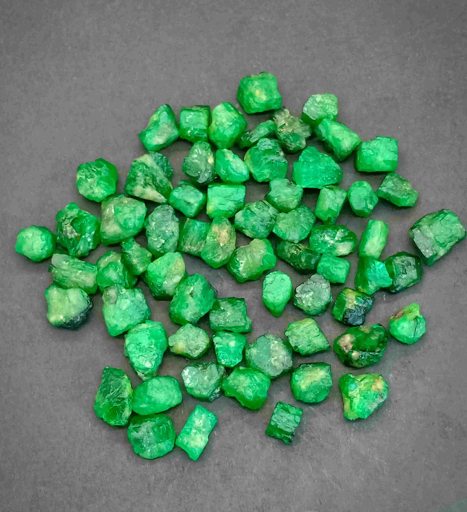 20 Gram Top Quality Natural Rough Emerald Crystals: Title: 20 Gram Top Quality Natural Rough Emerald Crystals Treatment: Natural Gemstones: Emerald Weight: 20 Gram Size/Dimensions: xxx mm Origin: Pakistan Reserve: $30.00 Shipping: Domestic: Flat-r