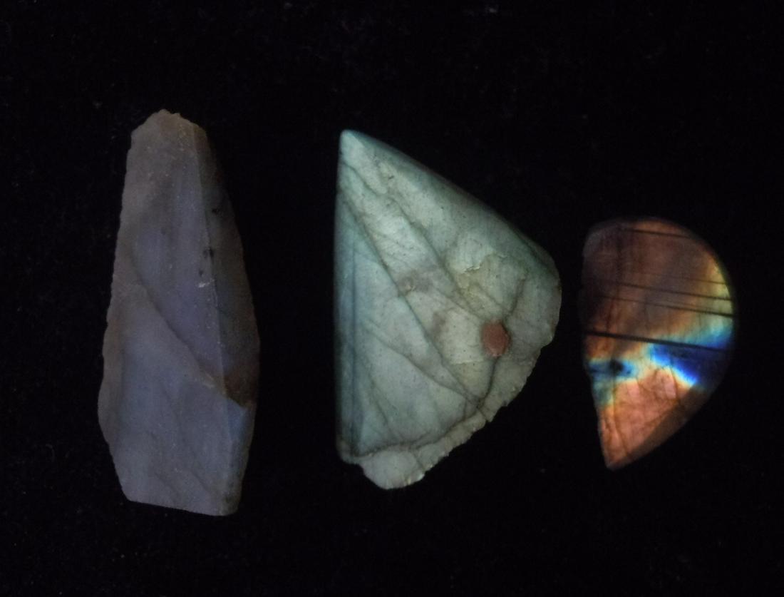 63.25 CT SET OF 3 IRIDESCENT LABRADORITE: Title: 63.25 CT SET OF 3 IRIDESCENT LABRADORITE Origin: Ampanihy, Atsimo-Andrefana, Madagascar Size: 2-3 cm / 12.65 gram Description: translucent, muliticolored labradorite. 3 slices Reserve: $3.00 Sh