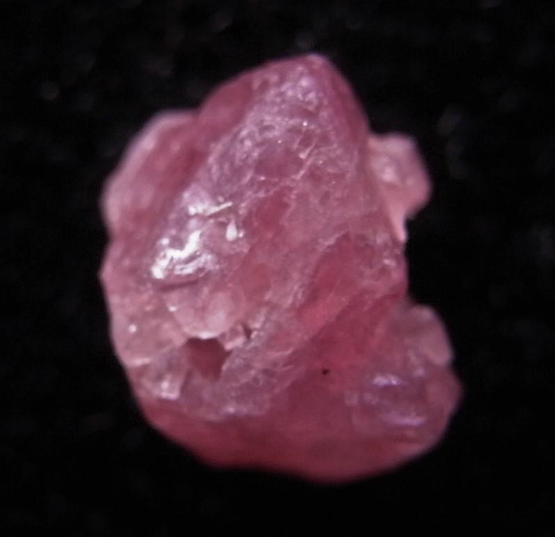 2.25 CT PINKISH-RED SPINEL - UNTREATED GEMSTONE: Title: 2.25 CT PINKISH-RED SPINEL - UNTREATED GEMSTONE Origin: Mogok Townshop, Mandalay Region, Myanmar Size: 0.7x0.6x0.5 cm / 0.45 gram Description: pinkish-red spinel with complex crystalline faces 