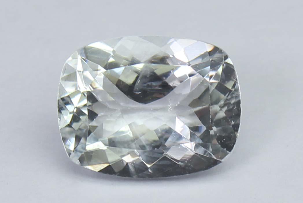 1.67 Ct Natural White beryl: No Reserve! Title: 1.67 Ct Natural White beryl Additional Information: Gemstone : Natural White berylOrigin : BrazilWeight : 1.67 caratDimensions : 9x7x4.3 mmShape : Rectangular Cushion CutColor : Col