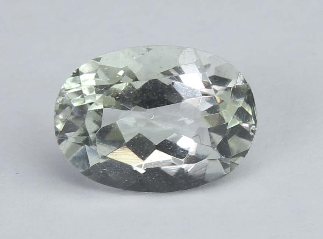 1.36 Ct Natural White beryl: No Reserve! Title: 1.36 Ct Natural White beryl Additional Information: Gemstone : Natural White berylOrigin : BrazilWeight : 1.36 caratDimensions : 8.4x6.1x4.3 mmShape : Oval CutColor : ColorlessTreat