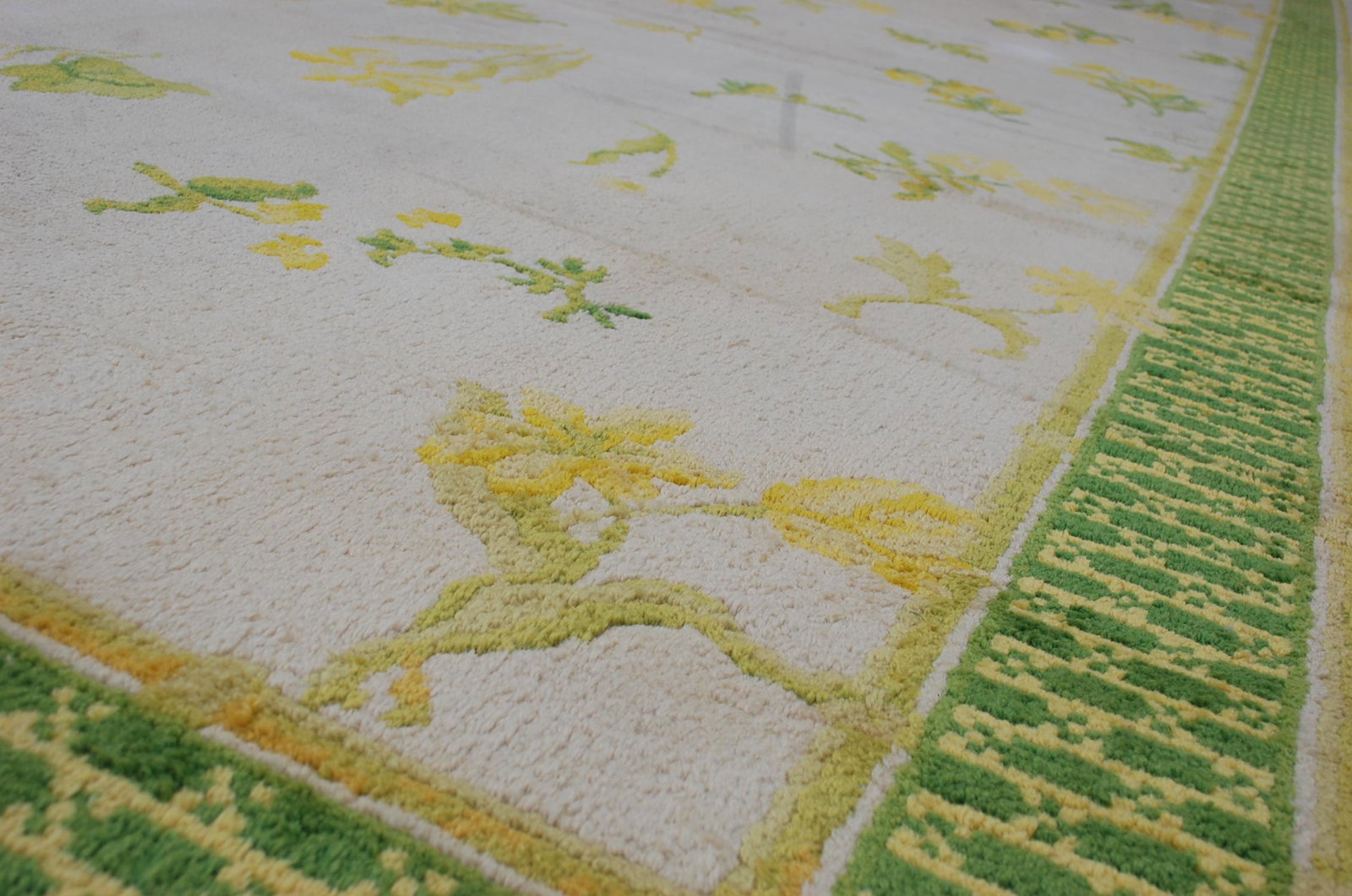c1960s ANTIQUE MINT ART DECOR SPANISH RUG 11'10" X: Title: c1960s ANTIQUE MINT ART DECOR SPANISH RUG 11'10" X 14'11" SOFT WOOL,COLORS RUG Description: c1960s ANTIQUE MINT ART DECOR SPANISH RUG 11'10" X 14'11" SOFT WOOL,COLORS RUG .... floral field desi