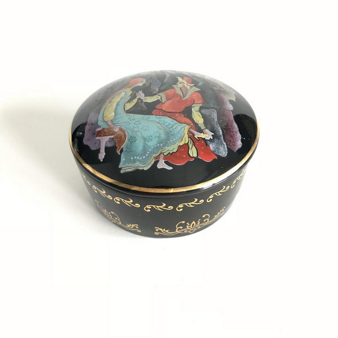 Vintage porcelaine music box Cindarella by Franklin: Title: Vintage porcelaine music box Cindarella by Franklin Mint, 1988 Maker: TFM Origin: TFM Date/Period: 20th century Materials: Porcelain, 22K gold hand painting Size: diameter 63 mm, hight 35 mm; 1