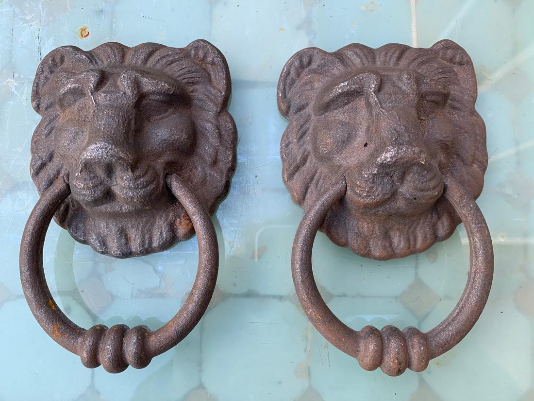 Pair of cast iron doorkockers with lion head: Title: Pair of cast iron doorkockers with lion head Date/Period: 2nd half 20th century Materials: Cast iron Dimension: HxWxD: 5.7 x 3.6 x 0.4 inch / 14.5 x 9.2 x 3.5 cm Description:Identical doorknock