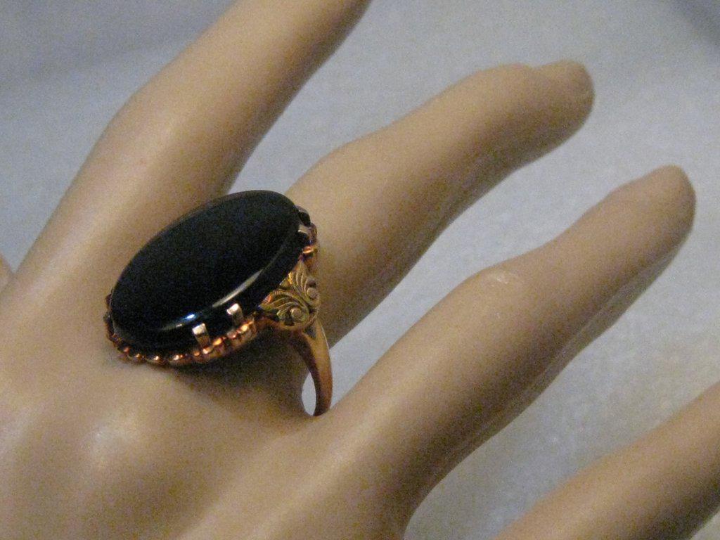 Vintage 10kt Onyx Ring, sz. 9.25, 6.65 grams,: Vintage 10kt Onyx ring - this has a rosey gold setting with yellow gold band. The setting has a victorian look to it - I'm not sure of the age but it is like 1950's or earlier. The stone is appx. 29.6