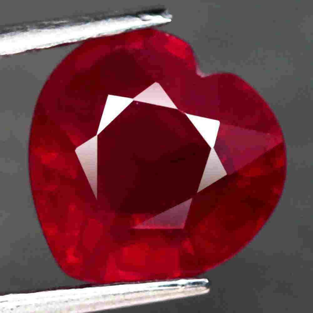 2,45 cts Natural Heart Blood Red Ruby (1 of 3)