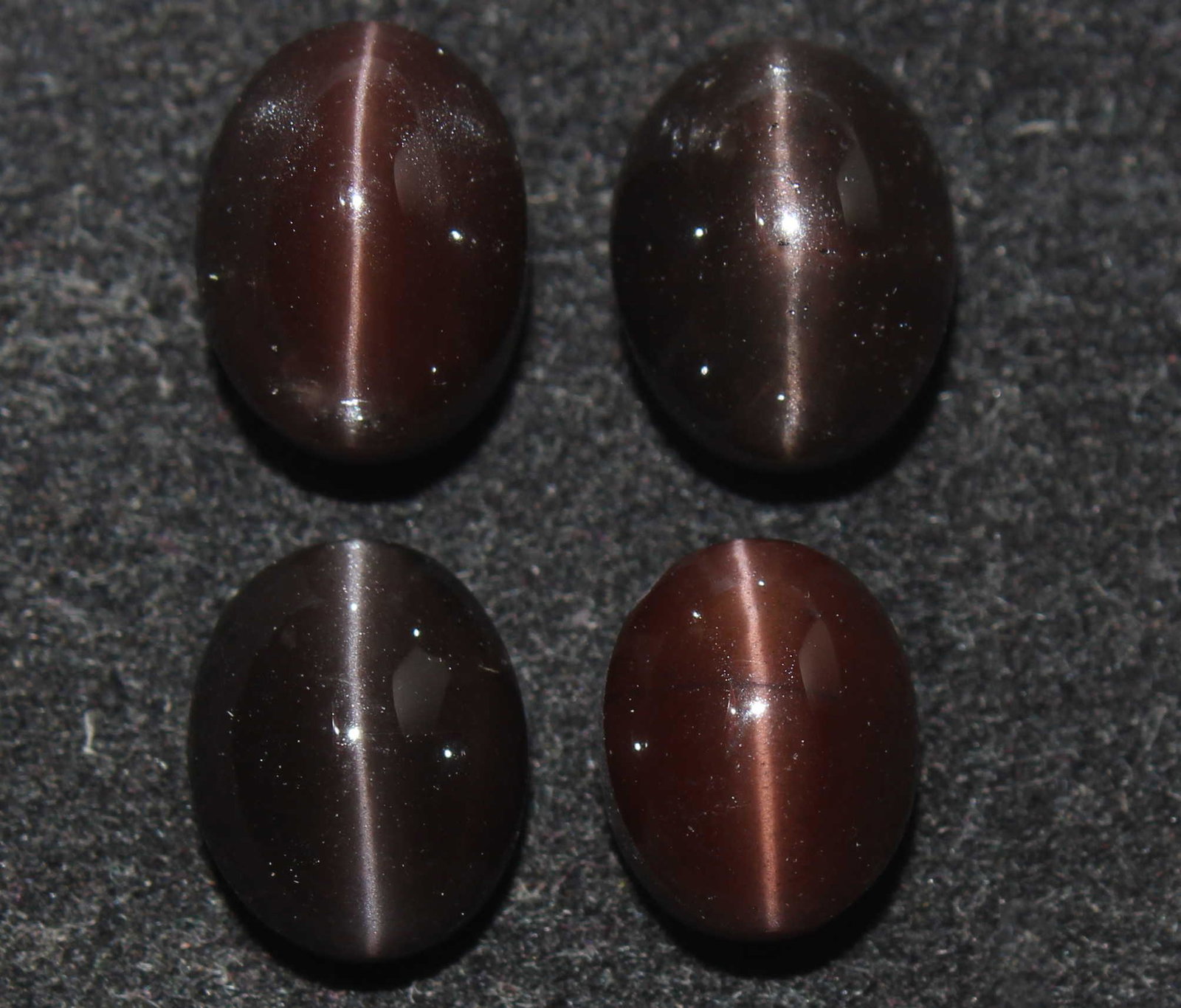 21.25 Ct Natural Spectrolite Cat's Eye: No Reserve! Title: 21.25 Ct Natural Spectrolite Cat's Eye Additional Information: Gemstone : Natural Spectrolite Cat's EyeOrigin : AfricaWeight : 21.25 Ct Dimensions : 11x8.8xx7.8 mm - 10x8.1x7 mmShap
