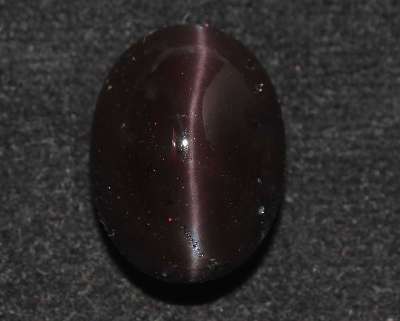 22.41 Ct Natural Spectrolite Cat's Eye: No Reserve! Title: 22.41 Ct Natural Spectrolite Cat's Eye Additional Information: Gemstone : Natural Spectrolite Cat's EyeOrigin : AfricaWeight : 22.41 Ct Dimensions : 18.8x14x11 mmShape : Oval Caboch