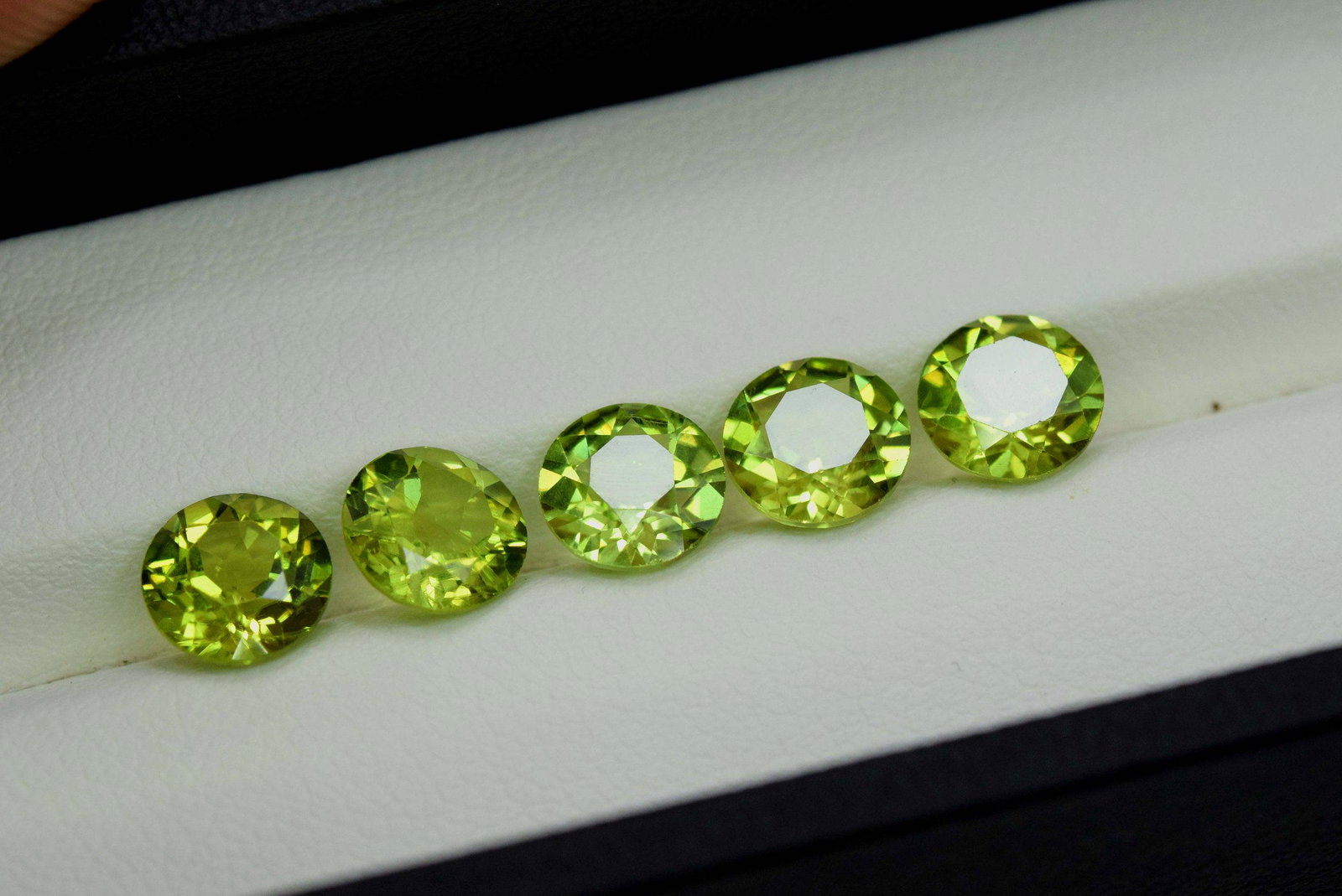 7.05 Carats - 5 pcs of ~ Peridot Gemstone ~ loose: Handmade Material Gem type: Peridot Dimensions Carat weight: 7.05 Description -5 pcs of ~ Peridot Gemstone ~ loose gemstone ~ Supat Pakistan