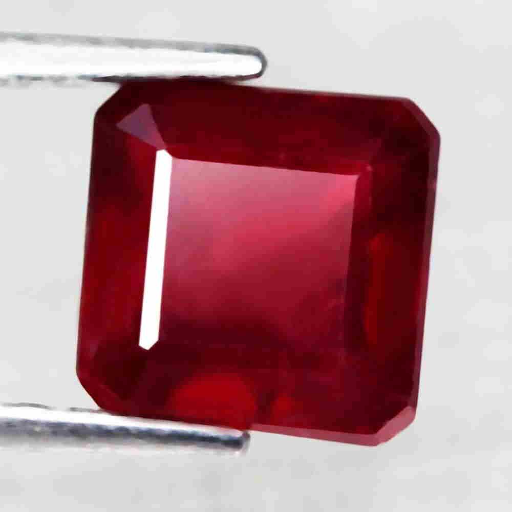 2,33 cts Natural Scissor Cut Blood Red Ruby (1 of 3)